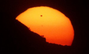 Sonnenaufgang mit Venus hinter einem Berg auf der griechischen Insel Rhodos. Zu diesem Zeitpunkt war der Planet bereits – mit Sonnenfinsternis-Brille – freiäugig zu erkennen. [Daniel Fischer]