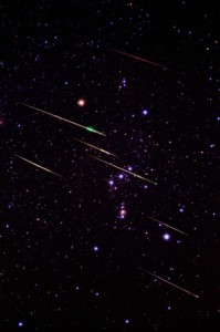 Leonidenfeuerkugeln 2001 im Orion über einen Zeitraum von vier Stunden (Komposit). [Sebastian Voltmer]