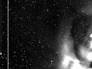 ISONs Überrest zieht durch das Gesichtsfeld von STEREO As Kamera HI1: eine Animation aus Bildern vom 30. November bis 1. Dezember, die das weitere Verblassen der Staubwolke dokumentiert, während im Hintergrund koronale Wolken durchziehen. [NASA/Ian Musgrave]