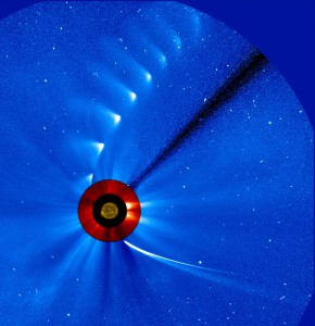 Der komplette Zug von ISON und seinem bereits verblassenden Überrest durch das Gesichtsfeld des Koronographen LASCO C3 des Satelliten SOHO, in dessen Blende die innere Sonnenkorona von LASCO C3 und ein EUV-Bild der Sonne vom SDO einmontiert sind. [ESA&NASA/SOHO/SDO]