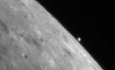 Ende der Marsbedeckung durch den Mond am 10. Mai: Der durch seine starke Phase elliptisch erscheinende kleine Planet steht über dem Mondrand, aufgenommen mit dem 30cm-Schaer-Refraktor der Sternwarte Violau. [Martin Fiedler]
