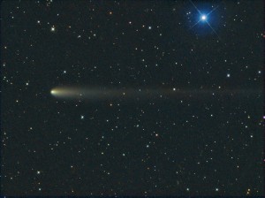 Am 21. Februar war Komet Siding Spring noch »ganz«. CCD-Aufnahme, 21.2.2010, 2:55 MEZ, 8"-Astrograph bei 560mm, SXV-H9, 7x240s (L), 1x360s (R), 1x360s (G), 1x360s (B), LRGB-Filter. [Michael Jäger]