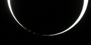 Spektakuläres Perlschnurphänomen unmittelbar vor dem zweiten Kontakt der ringförmigen Sonnenfinsternis am 15. Januar, hervorgerufen durch den unregelmäßigen Mondrand, der nur an niedrigeren Stellen noch Photosphärenlicht hindurchlässt. In der Nähe des Randes der Annularitätszone – hier an der indischen Ostküste in Varkala – vollzieht sich das Kommen und Gehen der Baily's Beads in Zeitlupe, da der Mond quasi an der Sonne entlangschrammt. [T. Kampschulte]