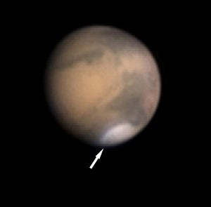 Mars am 15.1.2012 mit großer Nordpolkappe, in der fein die Trennungslinie der Rima Tenuis zu erkennen ist. 20"-Newton bei 11000mm, DMK 21AU618. Thomas Winterer