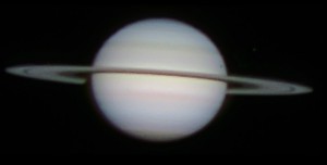 Die Beobachtung und Fotografie der Schatten der Saturnmonde jenseits von Titan gehört zu den größten Herausforderungen – hier gelang sie beeindruckend am 13.4.2009. 20"-Newton bei 8200mm, DMK 21AF 04.AS, RGB-Filter. [Thomas und Claudia Winterer]