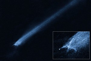 Schweif und Koma des kometenartigen Objekts P/2010 A2 (LINEAR) am 29. Januar 2010, aufgenommen mit der WFC3 des Hubble Space Teleskops. [NASA, ESA, and D. Jewitt (University of California, Los Angeles)]