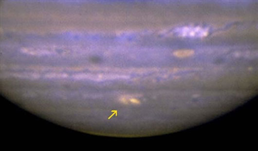 Jupiters Impaktfleck am 22. Juli im mittleren Infraroten aufgenommen mit dem Gemini-Nord-Teleskop: ein Falschfarbenbild von 8,7 bis 9,7 µm Wellenlänge. Hier erscheint die Wolke hell vor einem dunkleren Planeten, ein Indiz sowohl für ihre große Höhe wie auch eine noch erhöhte Temperatur. [Imke de Pater, Heidi Hammel, Travis Rector & Gemini/AURA]