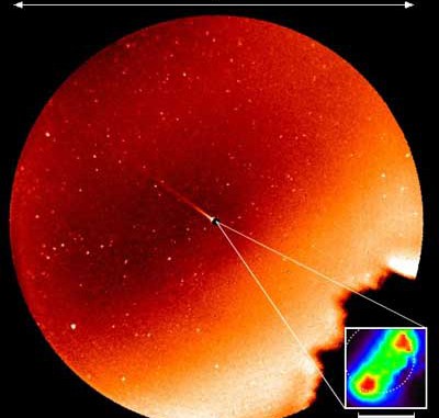 Der Natriumschweif des Merkur mit 7° Gesichtsfeld und die Quellregionen auf der Merkuroberfläche (kleines Bild) – sie strahlen rund 1 Million Mal heller als die schwächsten Ausläufer des Schweifs. [Center for Space Physics, Boston University]