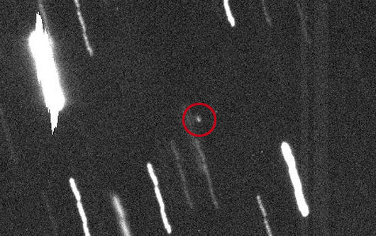 Nur ein Lichtpunkt auf frühen Aufnahmen, doch 2029 wird er der Erde so nahe kommen wie die geostationären Satelliten: Der Asteroid Apophis, der seit fünf Jahren die Gemüter bewegt. [UH/IA]