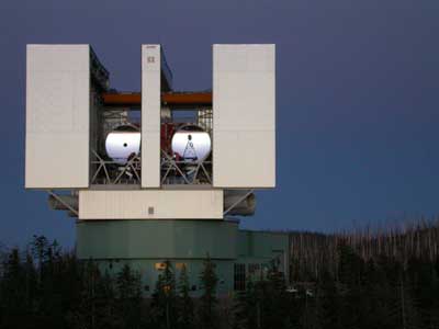 Das fertige Large Binocular Telescope auf dem Mt. Graham in Arizona. [Univ. of Arizona]