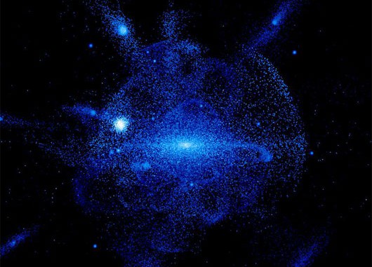 So kompliziert erscheint der Halo einer typischen Spiralgalaxie in Computersimulation, voller Sternspuren zerrissener Satellitengalaxien - und die SDSS-Beobachtungen von Sternen unserer eigenen Milchstraße bestätigen dieses Bild. Der simulierte Halo hat 1 Mio. Lichtjahre Durchmesser; die sichtbare Spirale hat man sich winzig klein in seinem Zentrum vorzustellen. [K. Johnston, J. Bullock]