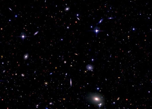 Ein typisches Deep Field der CFHT Legacy Survey: Auf aufaddierten Himmelsaufnahmen wie dieser wurden mit der neuen Stacking-Technik mehrere sehr ferne Supernovae aufgespürt. [Jeff Cooke/CFHT]