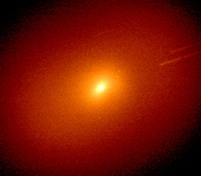 Ein Falschfarbenbild des Kometen Lulin am 2. März 2009 durch einen Filter für Emission des CN-Radikals, aufgenommen mit dem 1,1m-Teleskop des Lowell Observatory. Die Verlängerung der Koma kommt durch CN-Jets zustande, die allerdings erst bei stärkerer Bildverarbeitung individuell hervortreten. [Lowell Observatory]