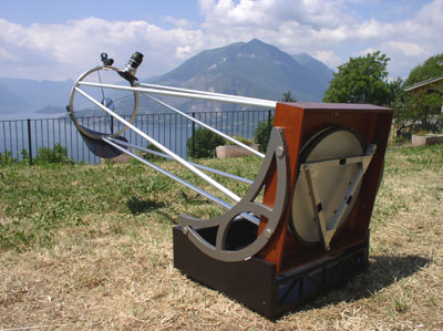 Neue Höhenräder aus Holz sorgen am 12" Reisedobson für mehr Stabilität. [Hofheim Instruments]
