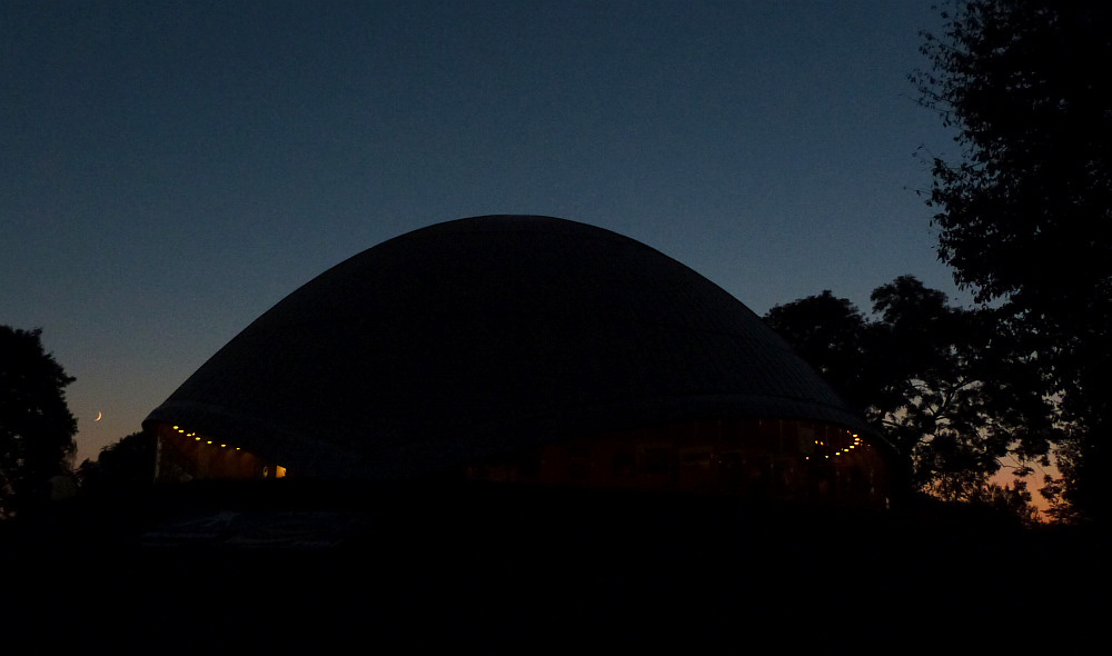 Das Planetarium im Herbst 2014, immer noch eine Landmarke an der Castroper Straße, mit der jungen Mondsichel. [Daniel Fischer