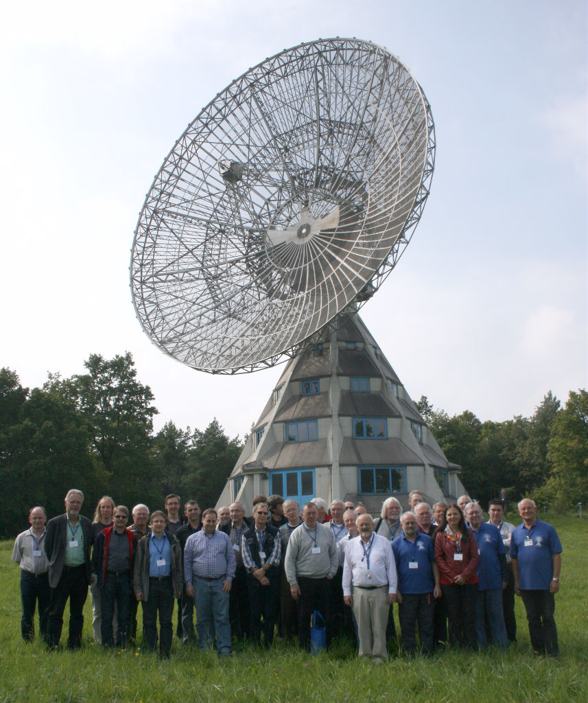 Die Teilnehmer der EUCARA 2014 vor dem Astropeiler am Stockert. [Herrmann]