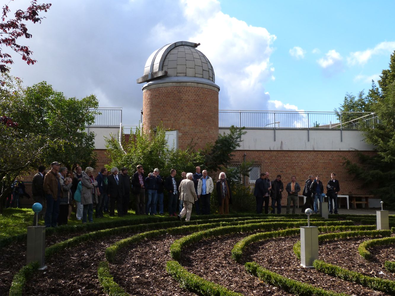 Die Teilnehmerinnen und Teilnehmer im Astrogarten der Astronomischen Station Rostock. [M. Holl]