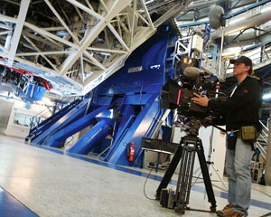 Dreharbeiten mit der digitalen 3D-Kinokamera unter einem der 8-Meter-Teleskope des Very Large Telescope der ESO. [PARALLAX Raumprojektion]