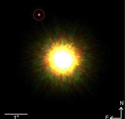 IR-Falschfarbenaufnahme des Sterns 1RSX J160929.1-210524 und seines mutmaßlichen Planeten, aus J-, H- und K-Band-Aufnahmen mit Adaptiver Optik am Gemini-Nord-Teleskop. [Gemini Observatory]