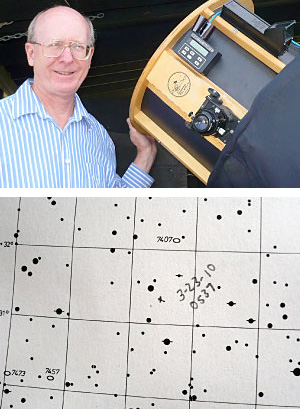 Kometenentdecker Don Machholz und die Originalskizze der Entdeckungsposition in seinem Sternatlas.