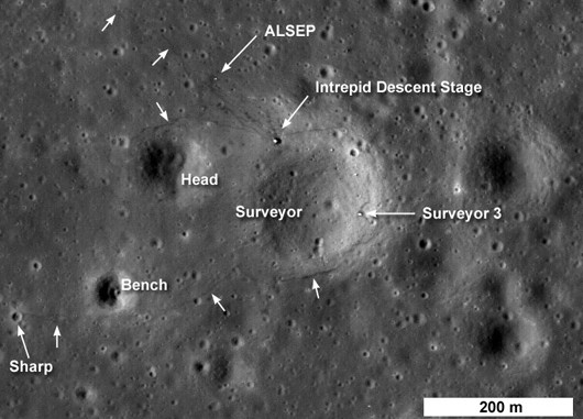 Landestufe, Surveyor 3 und das Experiment ALSEP zwischen den Kratern Surveyor, Head, Bench und Sharp — inklusive der schwach erkennbaren Fußspuren. [NASA]