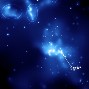 Röntgenbild von Sagittarius A* und von zwei Lichtechos (markiert) einer früheren Explosion [NASA]