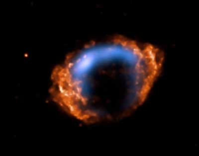 So wurde die rasante Expansion des Supernovarests entdeckt: Überlagert sind hier die VLA-Radiokarte von 1985 in Blau und das Chandra-Bild von 2007 in Orange. [NASA/CXC/NCSU/S.Reynolds et al. und NSF/NRAO/VLA/Cambridge/D.Green et al.]