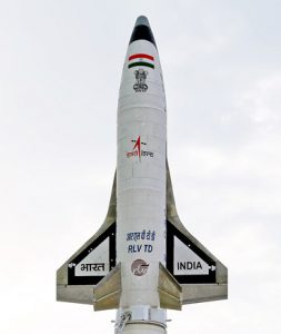 Der RLV-TD auf seiner Rakete, kurz vor dem Start. [ISRO]