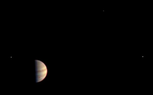 Das letzte JunoCam-Bild der Anflugssequenz, vom 29. Juni aus 5,3 Mio. km Distanz. Auf dem "Halb-Jupiter" sind Wolkenbänder und der Große Rote Fleck auszumachen, eingerahmt wird er von Io (links), Callisto (oben) und Europa. [NASA/JPL-Caltech/SwRI/MSSS]