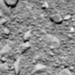 Das letzte Rosetta-Bild vor dem Aufschlagen, von der Weitwinkel-Optik der Kamera OSIRIS aus 51 km Höhe mit 5 mm pro Pixel - aber unscharf, da in so geringer Distanz gar nicht scharf gestellt werden kann. [ESA/Rosetta/MPS for OSIRIS Team MPS/UPD/LAM/IAA/SSO/INTA/UPM/DASP/IDA]