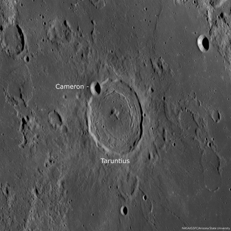 Spix' Blick zum Mond Taruntius Krater mit doppeltem Ringwall